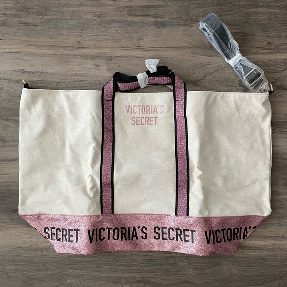 *NWT* Victoria’s Secret Weekender - Picture 1 of 3